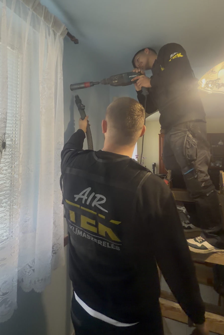 Air TEK szakember klíma telepítés közben